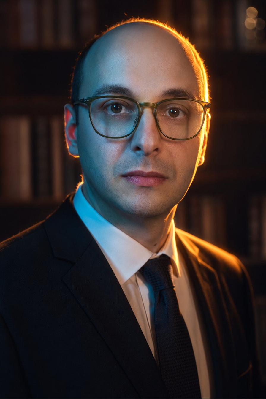 Felipe Pontoni em ambiente de trabalho profissional